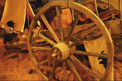 Le panier avec de grandes roues en bois