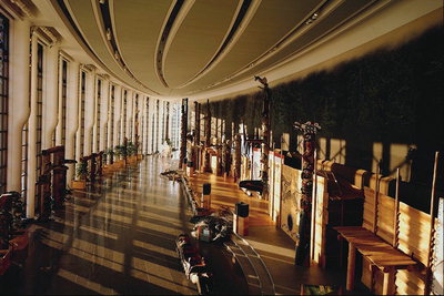 Sombra das janelas sobre as paredes do corredor