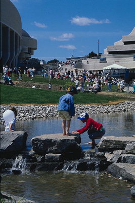 Crianças sobre as rochas no rio