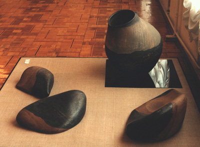 Mga bato at isang pitsel sa mesa