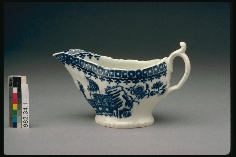 Cangkir porselen dengan gambar biru