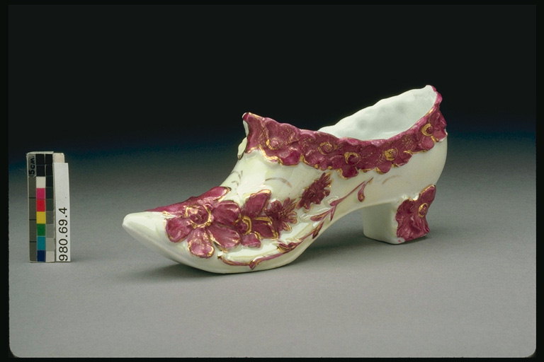 Porslin skor med skrymmande rött