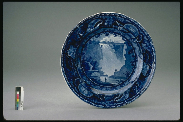 Plate in Blautönen. Abbildung Wasserfälle, Flüsse, Wolken
