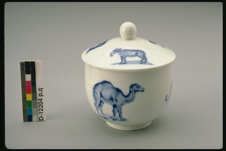 Dishes with lid. Drawings of animals