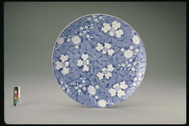 Placa de um azul-escuro quadrados e flores brancas