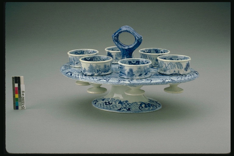 Goblets med keramikk på pedestal