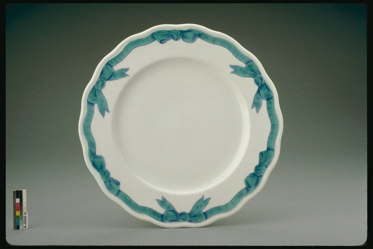 Plate patterned pirus kendali dengan bows di Tepi
