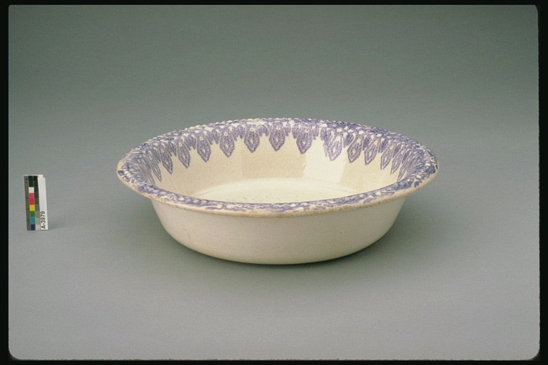 The deep dish design with lilac-colored