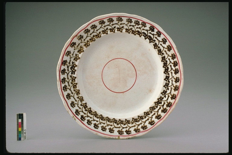Plate dengan lingkaran merah dan coklat gambar dalam bentuk cabang