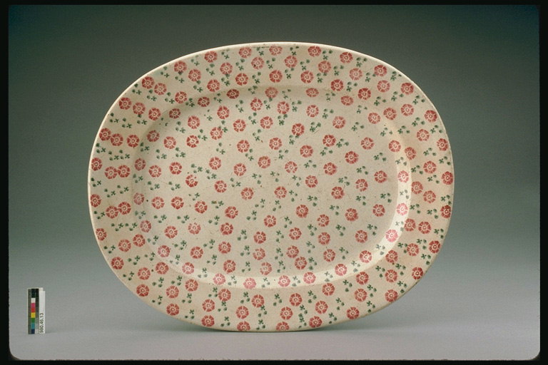 Platte oval in kleinen rosa Blüten