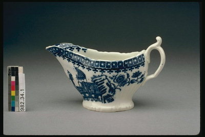 Porzellan-Tasse mit einem Bild der blauen
