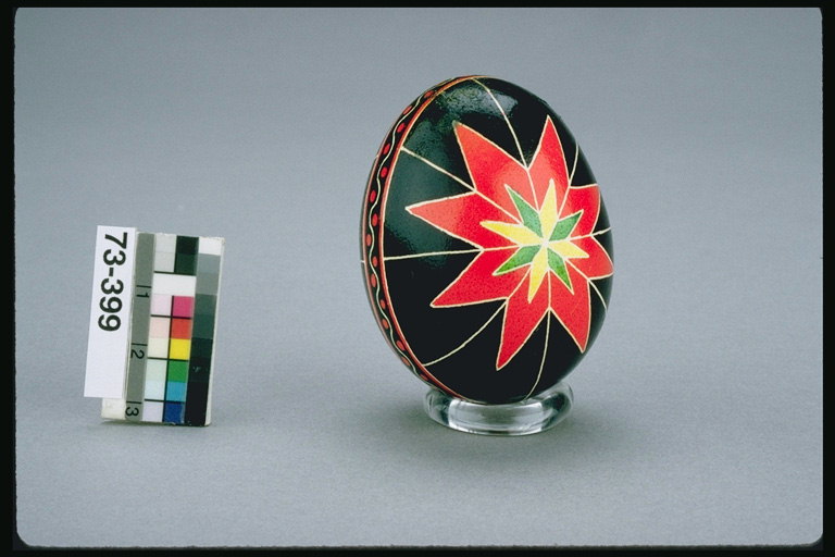 Яйцето е черен с червена звезда с жълти и зелени фрагменти