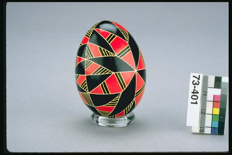 Egg i en svart og røde farger. Gule striper