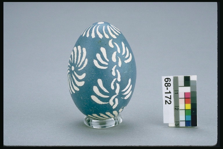Das Ei blau mit weißen Streifen