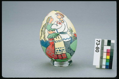 Egg calqué sur le thème populaire. Les filles et les garçons en costumes traditionnels