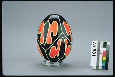 Siyah bir arka plan üzerinde kırmızı lekeler bulunan yumurta