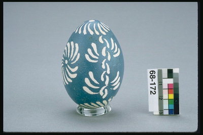 O ovo cor azul com listras brancas