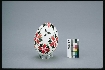 Kvety červené a zelené lístky na biele vajíčko
