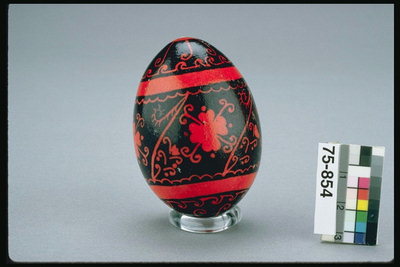लाल पट्टियों और फूल अंडा, काले रंग में
