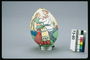 Яйцо с рисунком на народную тематику. Девушка и юноша в народных костюмах
