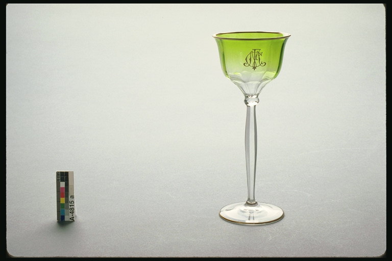 Glass på lång smal stjälk grönt glas nyanser