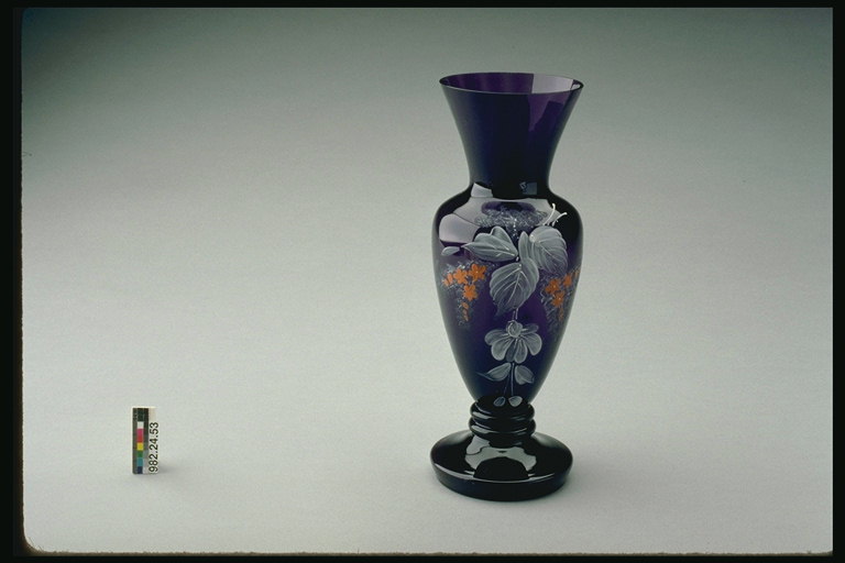 Vas hitam dengan warna abu-abu