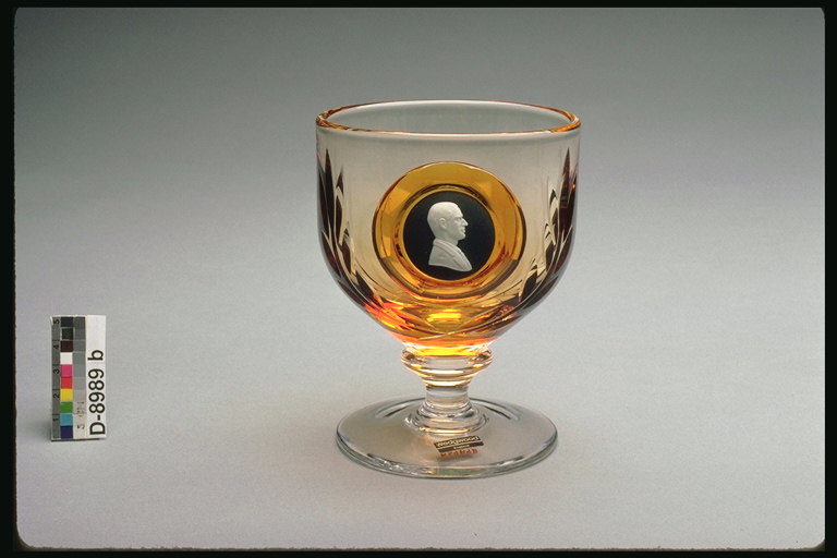 Un vaso de brandy. Luz de vidro castaño, o retrato dun home