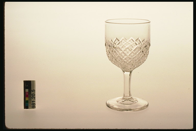 Um copo com uma fotografia na parede