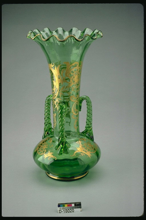 Green vaso de vidro com pegas