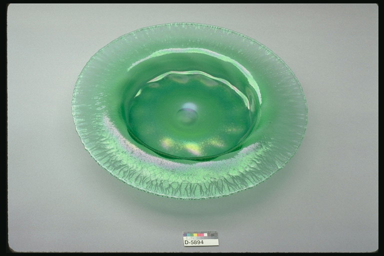 Глубокая тарелка зеленого цвета