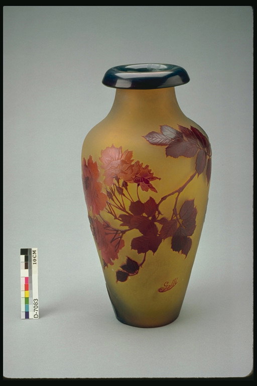 Vaza svetlobno-rjave barve s sliko jeseni podružnic
