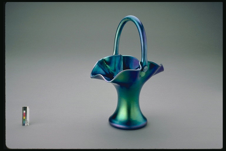 Vaza s ravnati v modro-zeleno