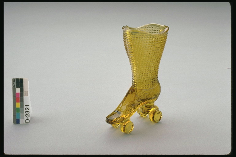 Váza v tvare valca s obuvou