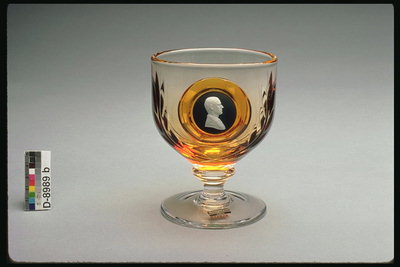 Un pahar de brandy. Castaniu deschis de sticlă, în Portret de bărbat