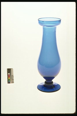 Vase cho hoa màu xanh Hues với một màu xanh đậm-chân