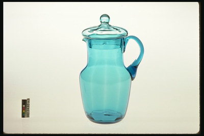 Una jarra con tapa de color turquesa