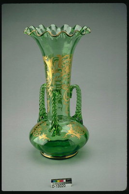 Зелена стъклена ваза с дръжки