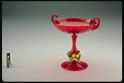 Vase for frugter med røde glas