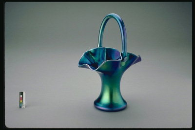 Vase avec une poignée dans le bleu-vert