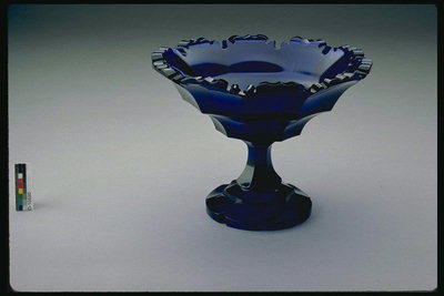 Vase für Obst mit einem dicken dunklen lila Glas