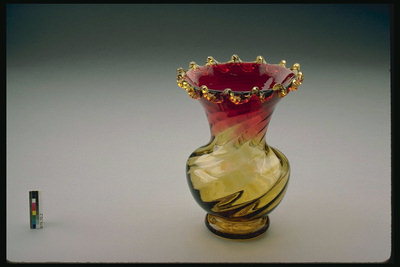 Váza a virágok. Burgundia-sárga üveg