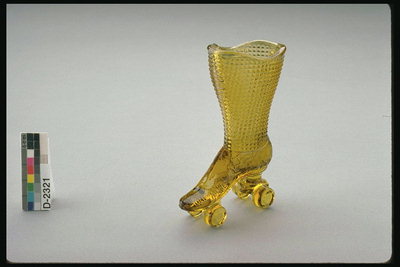 Vaza u obliku cipela na koturaljkama