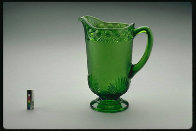 Alta taza de color verde oscuro