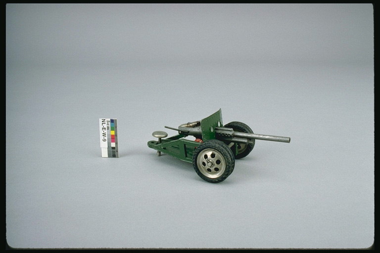 Børns legetøj. Artilleri pistol.