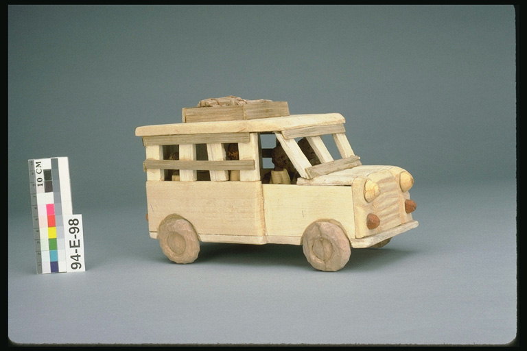 木製のおもちゃ。 車