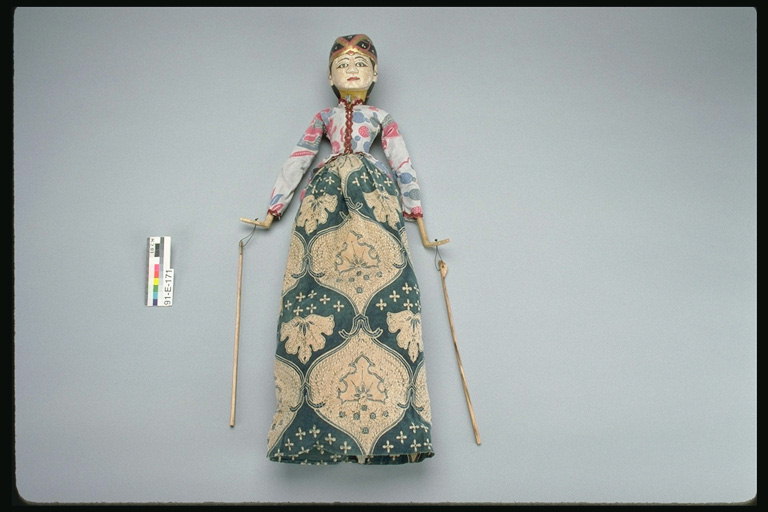 Bábika v národnom kostýmu pre znázornenie divadlo