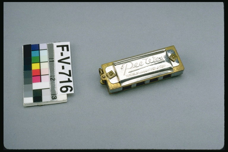 Labiální harmonika s jasným a žltá materiál