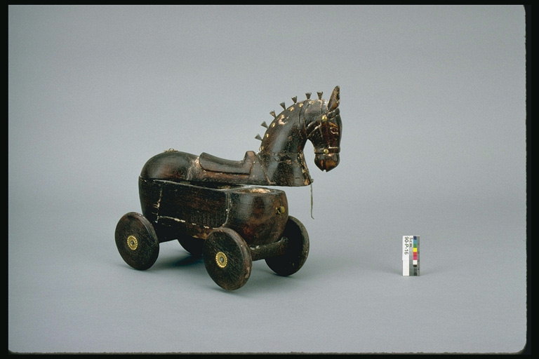 צעצוע של העץ. סוס על גלגלים עם דברים שימושיים עבור מטמוני