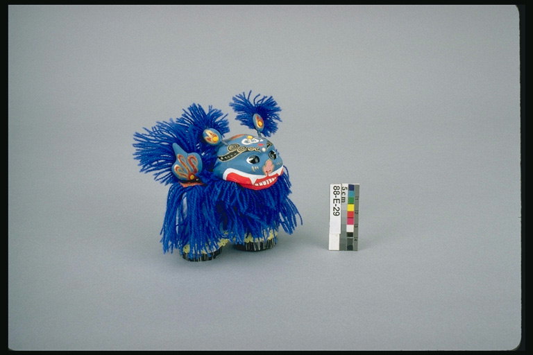 Leksaken med mörk-blå YLLE garn. Leksaker på östra tema