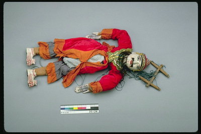 Doll-marionett. En man i en röd klänning